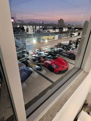Commercial Window Tint - Let us help you create a more comfortable, productive, and sustainable environment for your staff and clients. Contact us today for a free consultation and discover the benefits of expert commercial window tinting.