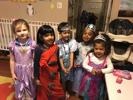 Dress-Up - Kids like to dress-up & act like an actor Dress-Up - Kids like to dress-up & act like an actor