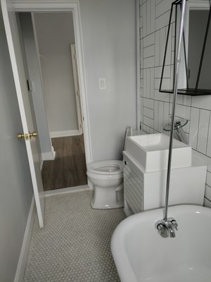 Cleanup of a Post Construction in Jersey City - We did a deep cleaning, after a remodeling in a building, we cleaned 7 apartments.
we always take care of all the details of cleaning, we remove all the dust inside and outside the cabinets, we also clean the walls, the windows we did a deep cleaning inside and on the outside, on the floor we also had to do a deep cleaning, our client was happy, then he was able to rent all the apartments.