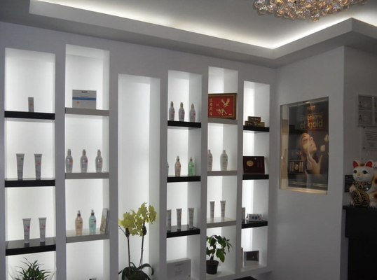 Ling Ling Beauty - Skincare is more than just a cosmetic concern; it is an essential part of maintaining the body’s largest organ. With the rise of innovative technologies and a deeper understanding of dermatology, individuals now have access to a wide array of options designed to address everything from aging to specific skin conditions. Navigating these choices requires a clear understanding of what different facilities and professionals offer, ensuring that the procedures chosen are both safe and effective for your specific skin type.

This article is for informational purposes only and should not be considered medical advice. Please consult a qualified healthcare professional for personalized guidance and treatment.
