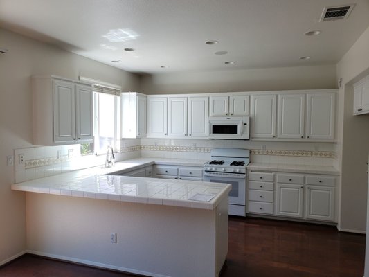 Large 4 bedroom 3 bathroom move-in house cleaning. - One of the houses we cleaned today 4 bedrooms 3 bathrooms. We also cleaned the garage and interior windows + the laundry room.