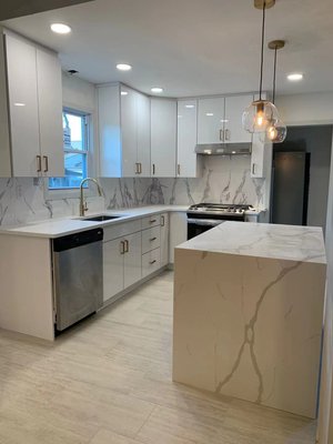 ACRYLIC CABINET INSTALL - WHITE ACRYLIC CABINET WITH QUARTZ COUNTERTOP.THE BACKSPLASH IS ALSO MATHCHING WITH THE COUNTERTOP.ONE MORE SATISFIED CUSTOMER.