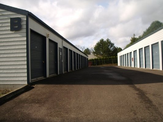 Warehouse / business lease space with addtional office and parking for lease behind security gate - Brand new warehouse lease space, with additional 10x10 office attached includes 2 large parking spaces for loading behind a security gate with key code entry and camera survalance.