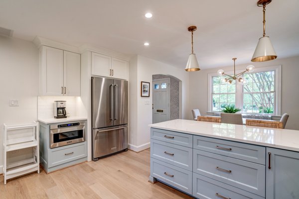 Kitchen Renovation - At Hammer Design Build Remodel, we specialize in kitchen renovations, bringing expertise and craftsmanship to create remarkable transformations. Our focus is on open and modern designs that maximize space and functionality. With meticulous attention to detail, we install modern appliances, ensuring a seamless flow and incorporating carefully selected color palettes.
Our renovations substantially increase property value, leaving clients with stunning, luxurious kitchens that cater to their requirements. With Hammer Design Build Remodel, homeowners can expect personalized high-end kitchen renovations that exceed expectations, delivering spaces imbued with elegance, sophistication, and timeless beauty. Kitchen Renovation - At Hammer Design Build Remodel, we specialize in kitchen renovations, bringing expertise and craftsmanship to create remarkable transformations. Our focus is on open and modern designs that maximize space and functionality. With meticulous attention to detail, we install modern appliances, ensuring a seamless flow and incorporating carefully selected color palettes.
Our renovations substantially increase property value, leaving clients with stunning, luxurious kitchens that cater to their requirements. With Hammer Design Build Remodel, homeowners can expect personalized high-end kitchen renovations that exceed expectations, delivering spaces imbued with elegance, sophistication, and timeless beauty.