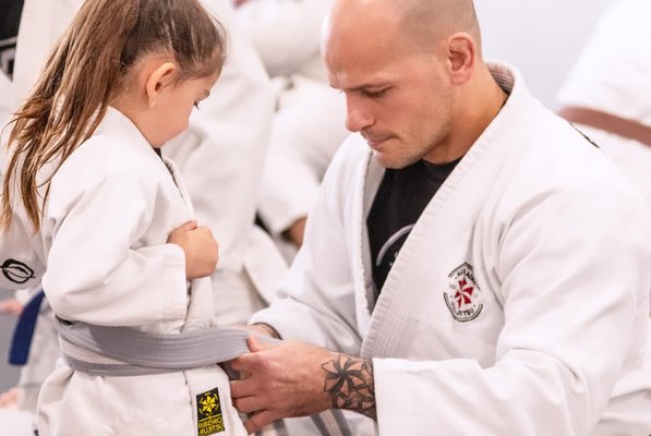 World-Class Jiu-Jitsu Instruction - Six Blades Jiu-Jitsu South Denver offers world-class Brazilian Jiu-Jitsu instruction led by Sensei Rodrigo Antunes (4x World Champion, Hall of Fame) and Sensei Xande Ribeiro, highly experienced black belts with decades of teaching, training, and competition experience.
Our curriculum focuses on strong fundamentals, technical details, self-defense, mobility, problem-solving, and long-term development. Students are guided with patience, structure, and attention to detail, whether they are brand new beginners or experienced practitioners.
Our mission is to help students improve not only their Jiu-Jitsu, but also their confidence, discipline, mindset, and quality of life. World-Class Jiu-Jitsu Instruction - Six Blades Jiu-Jitsu South Denver offers world-class Brazilian Jiu-Jitsu instruction led by Sensei Rodrigo Antunes (4x World Champion, Hall of Fame) and Sensei Xande Ribeiro, highly experienced black belts with decades of teaching, training, and competition experience.
Our curriculum focuses on strong fundamentals, technical details, self-defense, mobility, problem-solving, and long-term development. Students are guided with patience, structure, and attention to detail, whether they are brand new beginners or experienced practitioners.
Our mission is to help students improve not only their Jiu-Jitsu, but also their confidence, discipline, mindset, and quality of life.