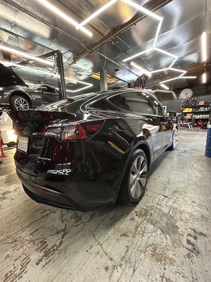 TESLA MODEL Y - Right side Tesla side swipe. from the front bumper to the rear of the vehicle was damaged. Everything was repaired, as shown on pictures