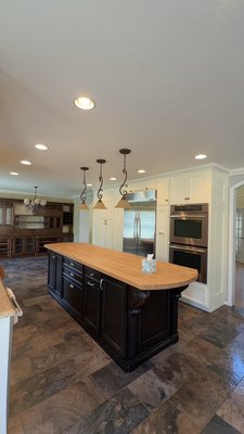 Move in cleaning - This kitchen is ready for move in. We give your kitchen cabinets a fresh, clean look! Our cabinet cleaning service removes grease, oil, food residue, dust, and built-up grime from both the inside and outside of your kitchen cabinets.
We carefully clean cabinet doors, drawers, handles, shelves, and interior surfaces, helping restore a fresh and clean appearance to your kitchen. Move in cleaning - This kitchen is ready for move in. We give your kitchen cabinets a fresh, clean look! Our cabinet cleaning service removes grease, oil, food residue, dust, and built-up grime from both the inside and outside of your kitchen cabinets.
We carefully clean cabinet doors, drawers, handles, shelves, and interior surfaces, helping restore a fresh and clean appearance to your kitchen.
