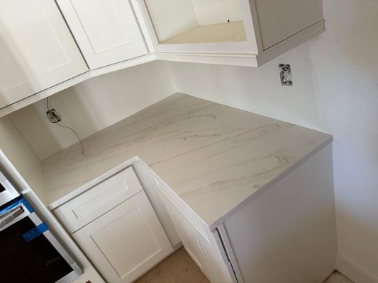 Calacatta Vesta Quartz Kitchen Countertop - Calacatta Vesta is a stunning quartz surface inspired by the luxurious beauty of natural Calacatta marble. It features a bright white background with bold, flowing gray veining, creating a sophisticated and high-end look perfect for modern and classic interiors alike.
Key Features of Calacatta Vesta Quartz:
🔹 Striking Veining: Elegant gray veining mimics natural marble, adding a luxurious feel.
🔹 Durability: Unlike natural marble, this quartz is non-porous, scratch-resistant, and highly durable.
🔹 Low Maintenance: No sealing required—just wipe and clean!
🔹 Versatile Applications: Ideal for kitchen countertops, islands, backsplashes, bathroom vanities, and accent walls.
🔹 Timeless Appeal: Perfect for achieving a high-end aesthetic without the upkeep of marble.
Whether you're looking to elevate your kitchen or create a sleek, sophisticated bathroom, Calacatta Vesta Quartz offers the beauty of marble with the strength of quartz. A perfect choice for those who love a bold, elegant statement! Calacatta Vesta Quartz Kitchen Countertop - Calacatta Vesta is a stunning quartz surface inspired by the luxurious beauty of natural Calacatta marble. It features a bright white background with bold, flowing gray veining, creating a sophisticated and high-end look perfect for modern and classic interiors alike.
Key Features of Calacatta Vesta Quartz:
🔹 Striking Veining: Elegant gray veining mimics natural marble, adding a luxurious feel.
🔹 Durability: Unlike natural marble, this quartz is non-porous, scratch-resistant, and highly durable.
🔹 Low Maintenance: No sealing required—just wipe and clean!
🔹 Versatile Applications: Ideal for kitchen countertops, islands, backsplashes, bathroom vanities, and accent walls.
🔹 Timeless Appeal: Perfect for achieving a high-end aesthetic without the upkeep of marble.
Whether you're looking to elevate your kitchen or create a sleek, sophisticated bathroom, Calacatta Vesta Quartz offers the beauty of marble with the strength of quartz. A perfect choice for those who love a bold, elegant statement!
