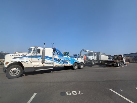 Semi truck towing by JBT Towing. - We are offer towing services in Washington. Including heavy duty, medium duty, and light duty. We tow semis, trailers, buses, coaches, cars, trucks, SUVs, RVs, and more! Semi truck towing by JBT Towing. - We are offer towing services in Washington. Including heavy duty, medium duty, and light duty. We tow semis, trailers, buses, coaches, cars, trucks, SUVs, RVs, and more!