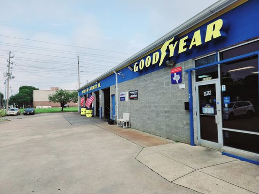 Full-Service Preventive Maintenance and Automotive Repair Center - We perform high quality, guaranteed service you can trust at fair prices. We repair domestic and foreign vehicles and are your best choice for scheduled maintenance of your car, SUV, truck and fleet vehicles. Westchase Car Care is family owned and operated and when you choose Westchase Car Care, you are choosing trained ASE Certified technicians, the highest quality parts, the latest equipment and the newest technology to diagnose and repair your vehicle.