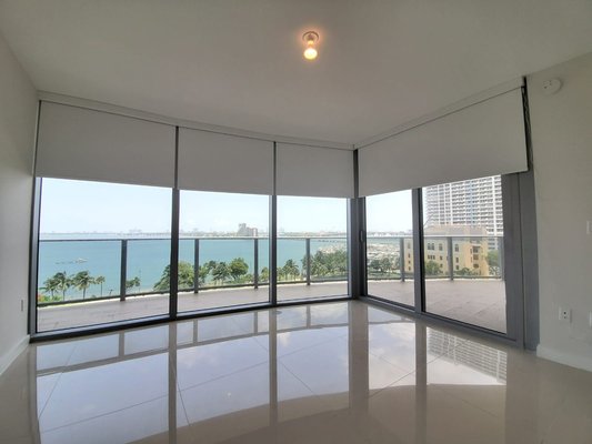 Solar Screen & Blackout - Solar Screen is a fabric that allows you to make the most of the entry of light, while protecting us effectively from UV rays. Blackout to rest how you deserve protection, privacy, elegance and comfort.