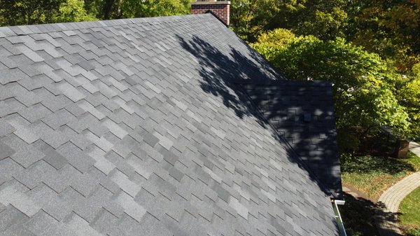 Armour Shake Shingles - Armour Shake shingles are algae resistant, has exceptional bonding to prevent wind damage up to 110 mph, and is UV resistant to prevent color fading!
