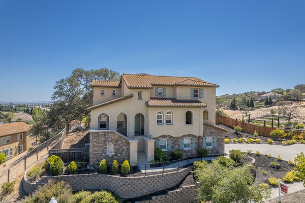 This manshion has 6 car garage! - Fairfield has great schools. Not too far from Oakland and San Francisco. Hidden gem! This manshion has 6 car garage! - Fairfield has great schools. Not too far from Oakland and San Francisco. Hidden gem!