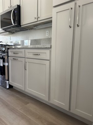 1980's to WOW - This kitchen needed all the love it could get! We removed all the doors, threw them away, repaired the frames, painted them and came back with new doors, drawer fronts, and hardware. The result? 10/10 check it out for yourself! This project was done fast, no stress, and at a great price.