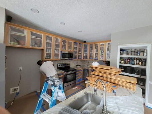 Painting Cabinets - In this project we carefully execute the stages, first the doors are disassembled to be able to paint them in a better way, then the work area is prepared by covering, then the wood is carefully worked, and later it is painted with the best technique and precision to To be able to have the result, we propose that our clients are always satisfied when they receive the work Painting Cabinets - In this project we carefully execute the stages, first the doors are disassembled to be able to paint them in a better way, then the work area is prepared by covering, then the wood is carefully worked, and later it is painted with the best technique and precision to To be able to have the result, we propose that our clients are always satisfied when they receive the work