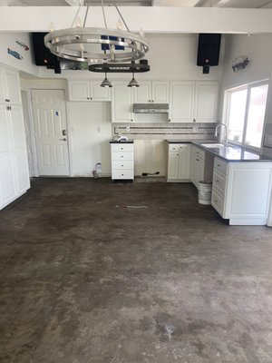 Asbestos Flooring Removal - Asbestos and lead flooring removals - vinyl tile, linoleum and mastic (the glue underneath many floorings) can all contain asbestos. Older ceramic tile