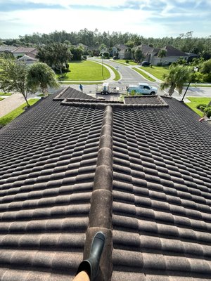 Roof cleaning - We did a roof cleaning in this house and it turn out looking like new again Roof cleaning - We did a roof cleaning in this house and it turn out looking like new again