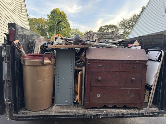 Dump trailer - Various jobs that have filled our dump trailer. We provide a full junk removal service. Tell us what you’d like gone and we handle the rest! Dump trailer - Various jobs that have filled our dump trailer. We provide a full junk removal service. Tell us what you’d like gone and we handle the rest!