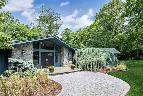 Franklin Lakes Real Estate Agent - Our marketing plan includes professional photos and videos to showcase your home to buyers through social media and worldwide real estate platforms.