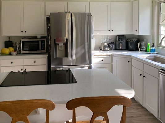 Boise Kitchen Cabinet Refacing Project - Witness the remarkable transformation of this Boise kitchen, courtesy of our exceptional kitchen cabinet refacing services! While the cabinet boxes stood strong, years of usage had left the doors and drawer covers worse for wear. With our expertise, we revitalized the space, replacing the damaged doors and drawer covers with all new ones and incorporating cutting-edge soft-close hardware and cleaned and painted the current cabinet boxes to match. The result? A kitchen reborn!

Enthralled by the cost savings of refacing, our satisfied client seized the opportunity to enhance their space further. They invested in lavish quartz countertops, a sophisticated under-mount sink and a striking backsplash, adding layers of elegance to their culinary haven. All completed in one week!

For those in Boise, Meridian, Eagle, Garden City, Nampa and neighboring areas seeking a budget-friendly kitchen upgrade, we invite you to contact us for a complimentary consultation. Discover how our cabinet refacing service can revitalize your kitchen affordably and beautifully.