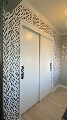 Leaf-striped wallpaper installation - Leaf-striped wallpaper installation in the bedroom Leaf-striped wallpaper installation - Leaf-striped wallpaper installation in the bedroom