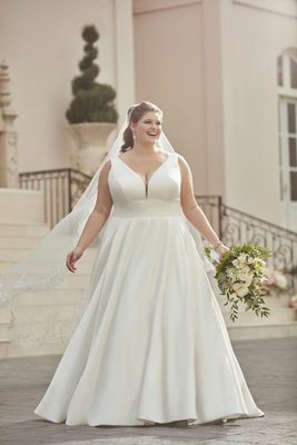 EveryBody/EveryBride - EveryBody/EveryBride provides masterfully-designed dresses created with the plus-size bride in mind. There’s nothing like the feeling of trying on a wedding dress and knowing it’s “the one.” EveryBody/EveryBride stores make sure the experience is unforgettable for every bride. Where other stores may feature only a small collection of plus-size samples, EveryBody/EveryBride stores are committed to carrying a broader selection of in-store sample dresses in sizes 18 to 34/36 to ensure we’ve got the gown for you.

Price Range: $1500-2000