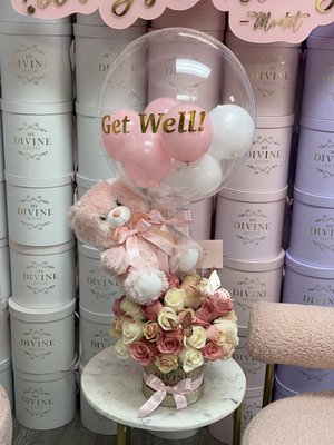 Flores para Pronta Recuperación: Entrega el Mismo DÃa en Hospitales de Miami y a Domicilio - Enviar flores a un hospital en Miami es más fácil de lo que parece, y nosotros lo hacemos todos los dÃas. Este portafolio reúne ramos de flores para enfermos y arreglos de pronta recuperación entregados el mismo dÃa en hospitales y casas de Miami y Doral.
Qué incluye nuestro servicio: te ayudamos a elegir un arreglo del tamaño correcto para la mesita del
hospital, lo preparamos fresco esa misma mañana y coordinamos la entrega con la recepción del
hospital para que llegue directo a la habitación. Solo necesitamos el nombre del paciente y el hospital; si tienes el número de habitación, mejor. Si la unidad no permite flores, te avisamos antes de cobrar y
llevamos el detalle a la casa de la familia.
Los colores importan: para animar a alguien usamos amarillos, naranjas y tonos alegres; para pacientes recién operados podemos preparar arreglos sin fragancia fuerte. También puedes agregar globos de "get well" o un osito de peluche, muy pedido cuando el paciente es un niño.
Somos una florerÃa boutique en Doral con entrega el mismo dÃa en Miami, Doral, Sweetwater,
Fontainebleau y alrededores. Mira las fotos de entregas reales y pide el tuyo desde nuestra página web; tu mensaje va en una tarjeta escrita con cuidado. Flores para Pronta Recuperación: Entrega el Mismo DÃa en Hospitales de Miami y a Domicilio - Enviar flores a un hospital en Miami es más fácil de lo que parece, y nosotros lo hacemos todos los dÃas. Este portafolio reúne ramos de flores para enfermos y arreglos de pronta recuperación entregados el mismo dÃa en hospitales y casas de Miami y Doral.
Qué incluye nuestro servicio: te ayudamos a elegir un arreglo del tamaño correcto para la mesita del
hospital, lo preparamos fresco esa misma mañana y coordinamos la entrega con la recepción del
hospital para que llegue directo a la habitación. Solo necesitamos el nombre del paciente y el hospital; si tienes el número de habitación, mejor. Si la unidad no permite flores, te avisamos antes de cobrar y
llevamos el detalle a la casa de la familia.
Los colores importan: para animar a alguien usamos amarillos, naranjas y tonos alegres; para pacientes recién operados podemos preparar arreglos sin fragancia fuerte. También puedes agregar globos de "get well" o un osito de peluche, muy pedido cuando el paciente es un niño.
Somos una florerÃa boutique en Doral con entrega el mismo dÃa en Miami, Doral, Sweetwater,
Fontainebleau y alrededores. Mira las fotos de entregas reales y pide el tuyo desde nuestra página web; tu mensaje va en una tarjeta escrita con cuidado.