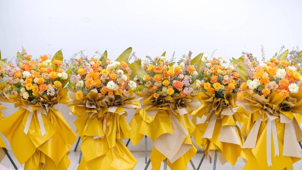 Grand Opening Floral Stand / 开业花篮 - Our Grand Opening Flower Stand is designed with a lush mix of seasonal premium blooms, layered textures, and modern color palettes. From soft pastels to bold vibrant tones, each arrangement is thoughtfully composed to create a striking and celebratory presence.

Perfect for grand openings, business launches, special events, and milestone celebrations — these flower stands are made to elevate the moment and leave a lasting impression.

Color palette can be customized
Message card included
Multiple stands available for larger setups

Each piece is handcrafted and one-of-a-kind, with flower varieties and colors customized based on availability and your preference.