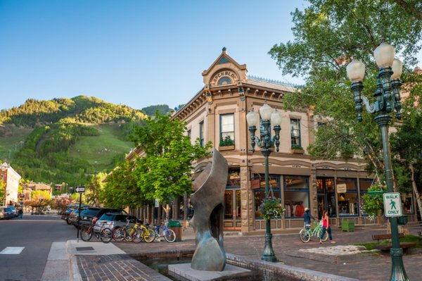 Enjoy Aspen - Over 5,600 skiable acers on four different mountains each with their own unique character. From skiing in the winter, to golfing and hiking in the Summer, there is always plenty to do! Enjoy Aspen - Over 5,600 skiable acers on four different mountains each with their own unique character. From skiing in the winter, to golfing and hiking in the Summer, there is always plenty to do!