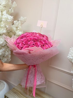 Ramos Buchones en Miami: 50, 100 y 200 Rosas a Domicilio, para Hombre, Graduación y Quinceañera - El ramo buchon llego para quedarse y en Miami lo hacemos a mano, con rosas frescas de tallo largo, papel coreano y el tamaño que quieras: 50, 75, 100, 150 o 200 rosas, desde $99 hasta $400 y mas para los gigantes. Entrega el mismo dia en Miami-Dade y Broward si pides antes de las 4 PM de lunes a viernes o la 1 PM el sabado, y tambien entregamos los domingos con pedido anticipado.
¿Para quien? Los mas pedidos son el buchon para mama, el de graduacion con billetes doblados si lo quieres personalizar, el de quinceañera en tonos pastel y, cada vez mas, el ramo buchon para hombre: rosas rojas o negras con papel oscuro que impone. Tambien los armamos de tulipanes o de girasoles si las rosas no son lo suyo, y en amarillo, rosado, rojo o los colores de tu equipo.
Cada buchon sale de nuestro taller de Doral fotografiado antes de la entrega, para que veas exactamente lo que va a llegar. Si lo quieres aun mas grande, con corona, con mariposas o con luces, pide tu cotizacion y te lo diseñamos. Somos floristeria familiar, 5 estrellas, y el buchon es de las piezas que mas nos encargan en toda la ciudad. Ramos Buchones en Miami: 50, 100 y 200 Rosas a Domicilio, para Hombre, Graduación y Quinceañera - El ramo buchon llego para quedarse y en Miami lo hacemos a mano, con rosas frescas de tallo largo, papel coreano y el tamaño que quieras: 50, 75, 100, 150 o 200 rosas, desde $99 hasta $400 y mas para los gigantes. Entrega el mismo dia en Miami-Dade y Broward si pides antes de las 4 PM de lunes a viernes o la 1 PM el sabado, y tambien entregamos los domingos con pedido anticipado.
¿Para quien? Los mas pedidos son el buchon para mama, el de graduacion con billetes doblados si lo quieres personalizar, el de quinceañera en tonos pastel y, cada vez mas, el ramo buchon para hombre: rosas rojas o negras con papel oscuro que impone. Tambien los armamos de tulipanes o de girasoles si las rosas no son lo suyo, y en amarillo, rosado, rojo o los colores de tu equipo.
Cada buchon sale de nuestro taller de Doral fotografiado antes de la entrega, para que veas exactamente lo que va a llegar. Si lo quieres aun mas grande, con corona, con mariposas o con luces, pide tu cotizacion y te lo diseñamos. Somos floristeria familiar, 5 estrellas, y el buchon es de las piezas que mas nos encargan en toda la ciudad.