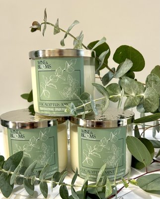 Luxury Candels - Our candle comes in a beautiful clear glass jar with silver hammered lid. It's made of PURE WHITE SOY blend wax with three wicks for a fast melt, nice wax pool and great throw that is perfect for mid to large size rooms (14oz.) 
Our Candles are made with high-quality oils for a natural, subtle aroma without the unhealthy chemicals found in traditional paraffin wax candles.
Reusable & recyclable, all of our scents have a clean burn for up to 45 hours. We use lead-free cotton wicks. Highly fragrant, the scent will last the life of the candle.