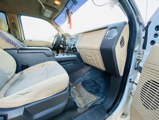 Detail interior - Full interior detail in this ranch truck. This truck got dressing and shampooing on dirty spots and vacuuming. Detail interior - Full interior detail in this ranch truck. This truck got dressing and shampooing on dirty spots and vacuuming.