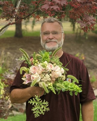 DIY wedding flowers - Brides love us! With a gorgeous farm and jaw-dropping view, Apple Core is the perfect place for brides to visit with family and friends, and select exactly the blooms and foliage for their special day. Our workshop and walk-in cooler are available for a small fee. That special aunt or maid of honor who loves to arrange flowers can set up in our workspace and create gorgeous bouquets and centerpieces for the perfect wedding.