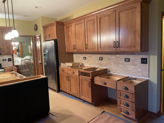 Kitchen Refacing project - This project is a Cabinet refacing, includes all new doors and drawers boxes, with built in cabinetry around the refrigerator,  Included new custom quartz granite countertops with stainless steel undermount work station sink.   Project was done and completed with keeping clients existing new wall tile, this kitchen was done in 2 weeks.