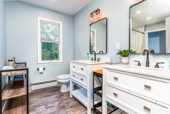 Boxwood Circle - Large House - A beautiful, recently remodeled 5 bedroom house that sold within 4 days of listings. Receiving 3000+ views and 80 saves on Zillow, Clinger Photo's professional images helped this listing gain traction and sell quickly.