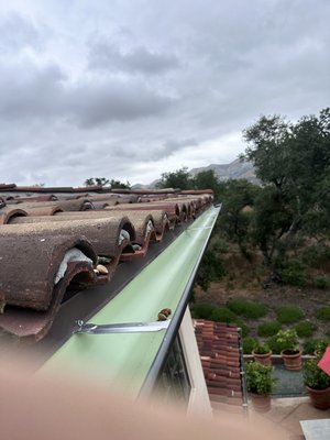Nipomo gutter maintenance 2025 - This is an example of our full gutter maintenance. 
Gutter cleaning, resealing leaky seams and reinforcing a loose gutter.