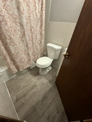 bathroom renovation - the toilet tank was leaking and the floor had to be replaced. the toilet and wash basin were dismantled, the vinyl floor was installed, the materials in the tank and toilet were replaced. replaced the silicone around the tub