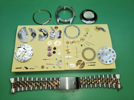 full service - this rolex datejuste  3035 need :
full service
polished
new crystal 
new hgaskets
water resiten  test