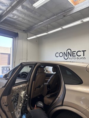 Auto Glass Repair - Connect Auto Glass ensures you don't have to interrupt your day with a trip to the shop. Whether you're at home, work, or stranded on the roadside, our expert technicians will come to you, fully equipped to complete the job with precision and excellence.