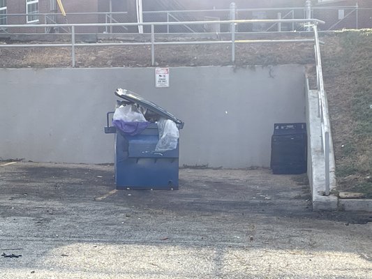Waste Removal, Junk Removal, Garbage Pickup - These are pictures of waste removal, graffiti removal, junk removal, garbage, pick up. Our customers around Atlanta love our services. Call us for your home and commercial cleaning maintenance needs. Whenever you need pressure washing, junk removal, garbage, pick up give the thrarecontracting.com a call Waste Removal, Junk Removal, Garbage Pickup - These are pictures of waste removal, graffiti removal, junk removal, garbage, pick up. Our customers around Atlanta love our services. Call us for your home and commercial cleaning maintenance needs. Whenever you need pressure washing, junk removal, garbage, pick up give the thrarecontracting.com a call