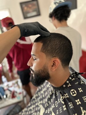 Haircuts - Realizo consultas si quieres cambiar tu look o necesitas un corte de cabello acorde a tu estilo , te proyecto por medio del visajismo un corte que vaya contigo y resalte la buena presentación !