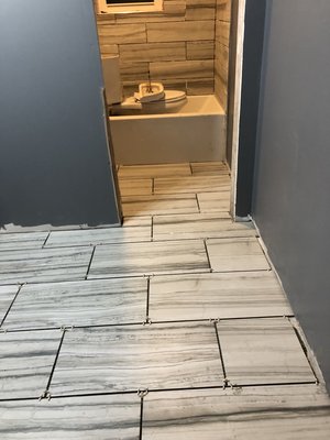 bathroom remodel and flooring desing! - en este baño se iso una remodelacion completa movimos paredes eliminamos ceramicas de piso y paredes y instalamos nuevos ! bathroom remodel and flooring desing! - en este baño se iso una remodelacion completa movimos paredes eliminamos ceramicas de piso y paredes y instalamos nuevos !