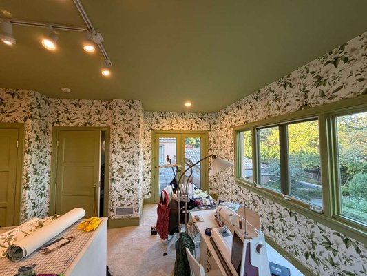 Wallpaper installation in the living room - Our team Installed wallpaper on the living room walls. A lot of tricky corners were handled. WP: https://paintedpaper.com/products/nora-floral-wallpaper?variant=51757677576465