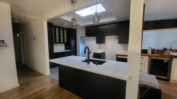Black cabinets luxury colors - The black cabinets give a touch of luxury to your house, you can transform your house and give it a different touch and with more life, the clients were satisfied and happy with their new kitchen
