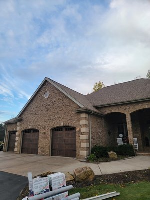 Wausau, WI – GAF Timberline HDZ - This home in Wausau, WI received a full roof replacement using GAF Timberline HDZ shingles in Shakewood. Our crew removed the old roofing system, installed upgraded underlayment, and completed a clean, durable finish designed to handle Wisconsin weather.
The HDZ line is known for its high-definition color, strong wind protection, and long-term performance, making it a top pick for homeowners wanting both curb appeal and reliability. This Shakewood color blends beautifully with natural tones and gives the home a warm, classic look. Wausau, WI – GAF Timberline HDZ - This home in Wausau, WI received a full roof replacement using GAF Timberline HDZ shingles in Shakewood. Our crew removed the old roofing system, installed upgraded underlayment, and completed a clean, durable finish designed to handle Wisconsin weather.
The HDZ line is known for its high-definition color, strong wind protection, and long-term performance, making it a top pick for homeowners wanting both curb appeal and reliability. This Shakewood color blends beautifully with natural tones and gives the home a warm, classic look.
