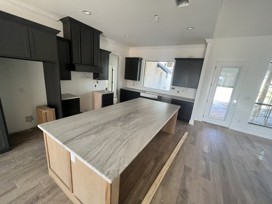 12/17/22’s project! - 12/17/22’s project! We used two beautiful quartz materials for this project, owners loved it . They used a white farmhouse sink for the kitchen and white sinks for all bathrooms , a yellow/gold sink for the bar aswell and a white sink for the laundry room.4 1/2 Inch backsplash for all bathrooms included and they went with the half bullnose edge aswell.If you’d like your kitchen like this don’t hesitate to ask for an estimate!:)
Materials used :
*White Santorini Leather Quartzite:
Kitchen, Wet Bar and Powder Room
*Freedom Calcutta Quartz:
All Bathrooms and Laundry Room 12/17/22’s project! - 12/17/22’s project! We used two beautiful quartz materials for this project, owners loved it . They used a white farmhouse sink for the kitchen and white sinks for all bathrooms , a yellow/gold sink for the bar aswell and a white sink for the laundry room.4 1/2 Inch backsplash for all bathrooms included and they went with the half bullnose edge aswell.If you’d like your kitchen like this don’t hesitate to ask for an estimate!:)
Materials used :
*White Santorini Leather Quartzite:
Kitchen, Wet Bar and Powder Room
*Freedom Calcutta Quartz:
All Bathrooms and Laundry Room