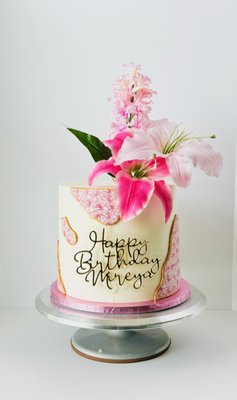 8" Cakes - Offers up to 26 servings; $98+ 8" Cakes - Offers up to 26 servings; $98+