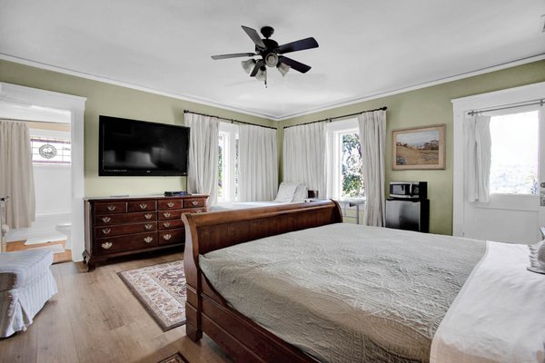 Oak Terrace - Oak Terrace is surrounded by oak tree branches, and it has two balconies that overlook the Arroyo and the San Gabriel Mountains. This room has a king bed and a twin day bed, sleeping three at the maximum. The bathroom features original stained glass work and an additional balcony.