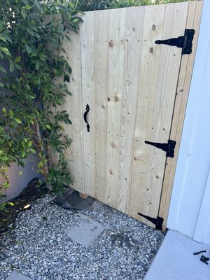 Carpentry Specialist - Quality carpentry work that brings function and clean design to your home.
I install floating shelves, build outdoor gates, and lay laminate flooring with precision.
Focused on solid results with clean lines and precise installation.