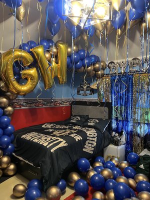 College choice bedroom decorating - Congratulate the graduate’s college choice with festive bedroom decoration in school colors.
Balloon columns, arches, Mylar curtain and school initials create a memorable photo op .